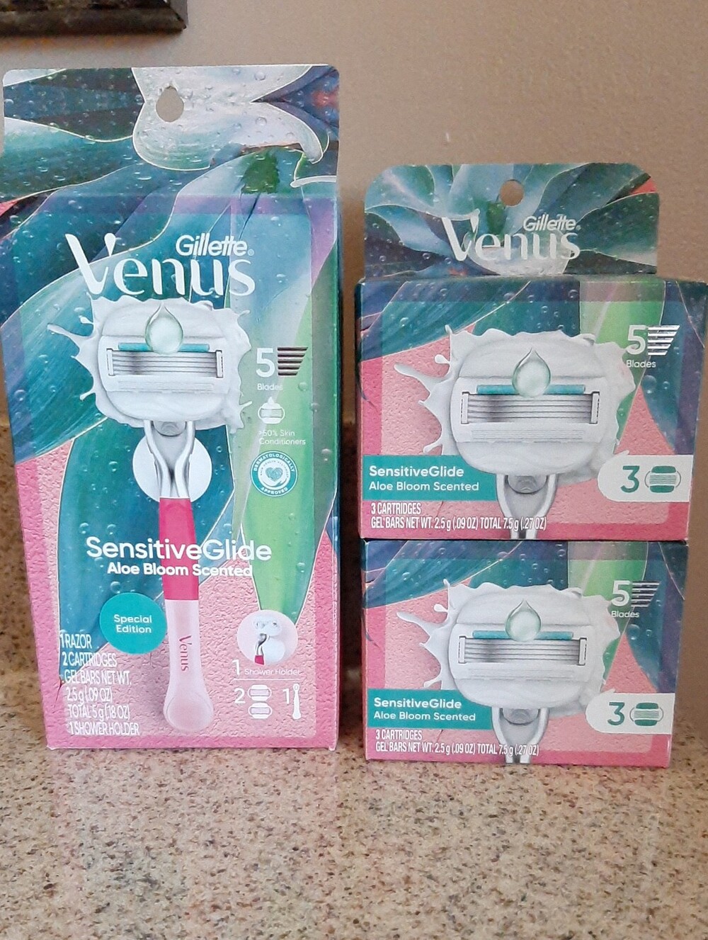 Gillette Venus Sensitive Glide Razor/ Refill Bundle - Picture 4 of 9